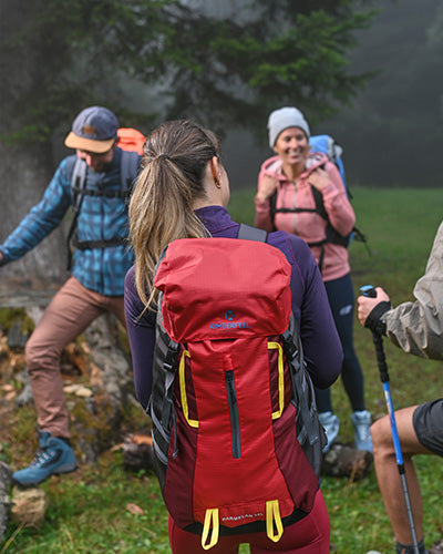 Trois randonneurs en montagne avec au premier plan une randonneuse de dos portant un sac à dos Kimberfeel