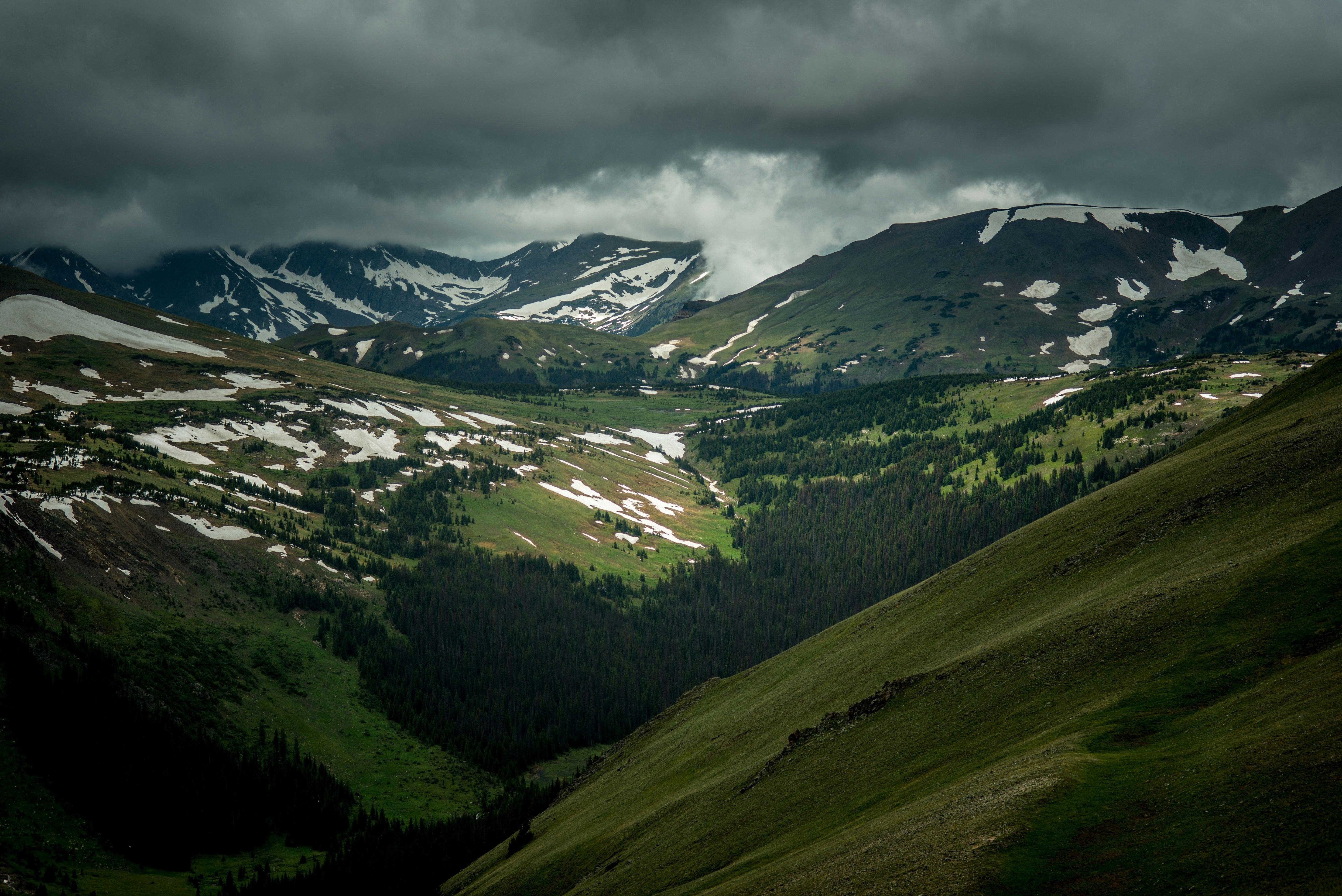 Orage en montagne avec nuages menaçants
