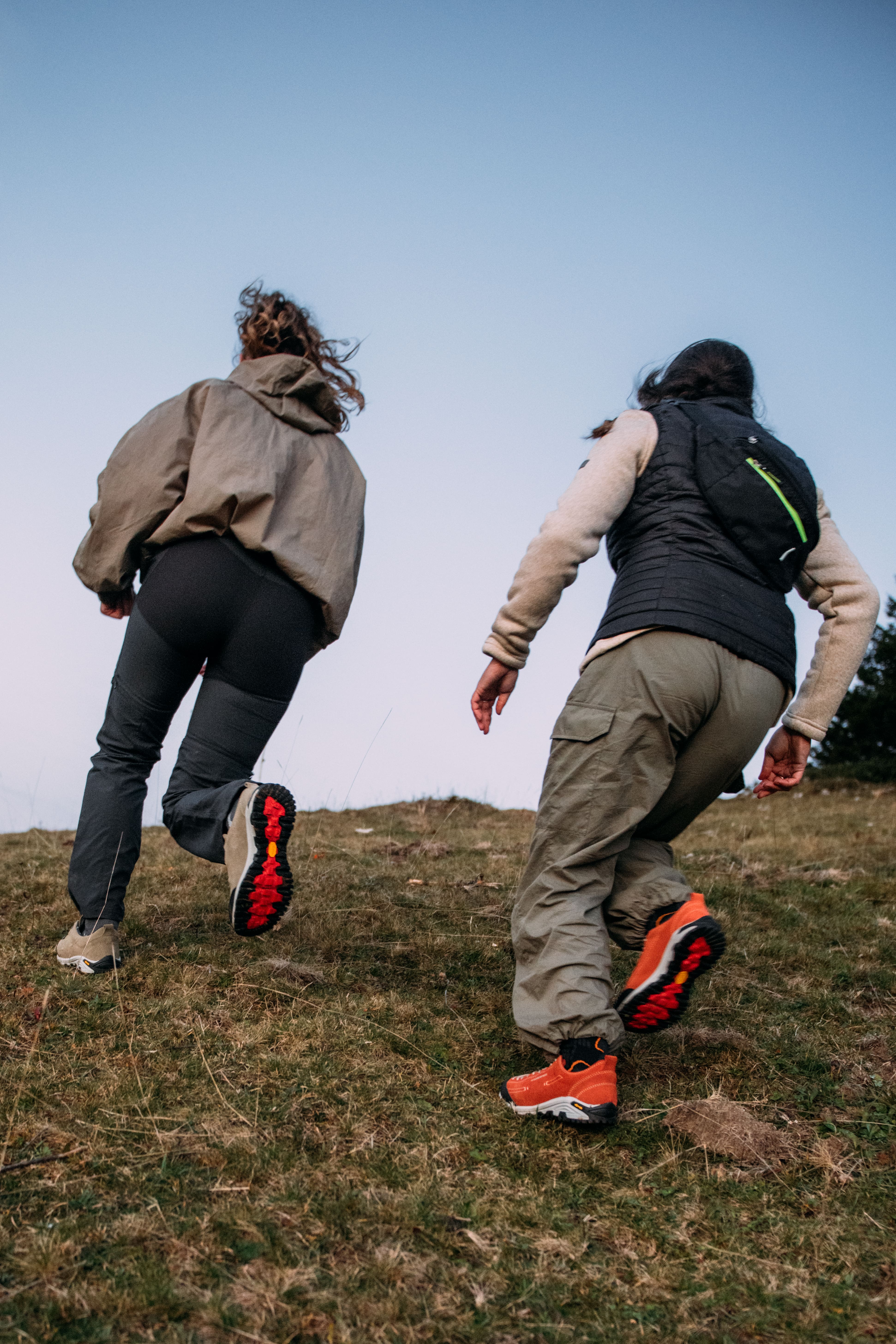 Deux randonneurs en train de marcher rapidement, pratiquant le fast hiking