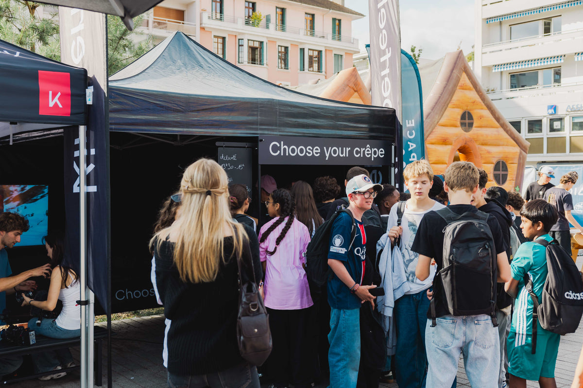Stand Kimberfeel avec un groupe de personnes devant