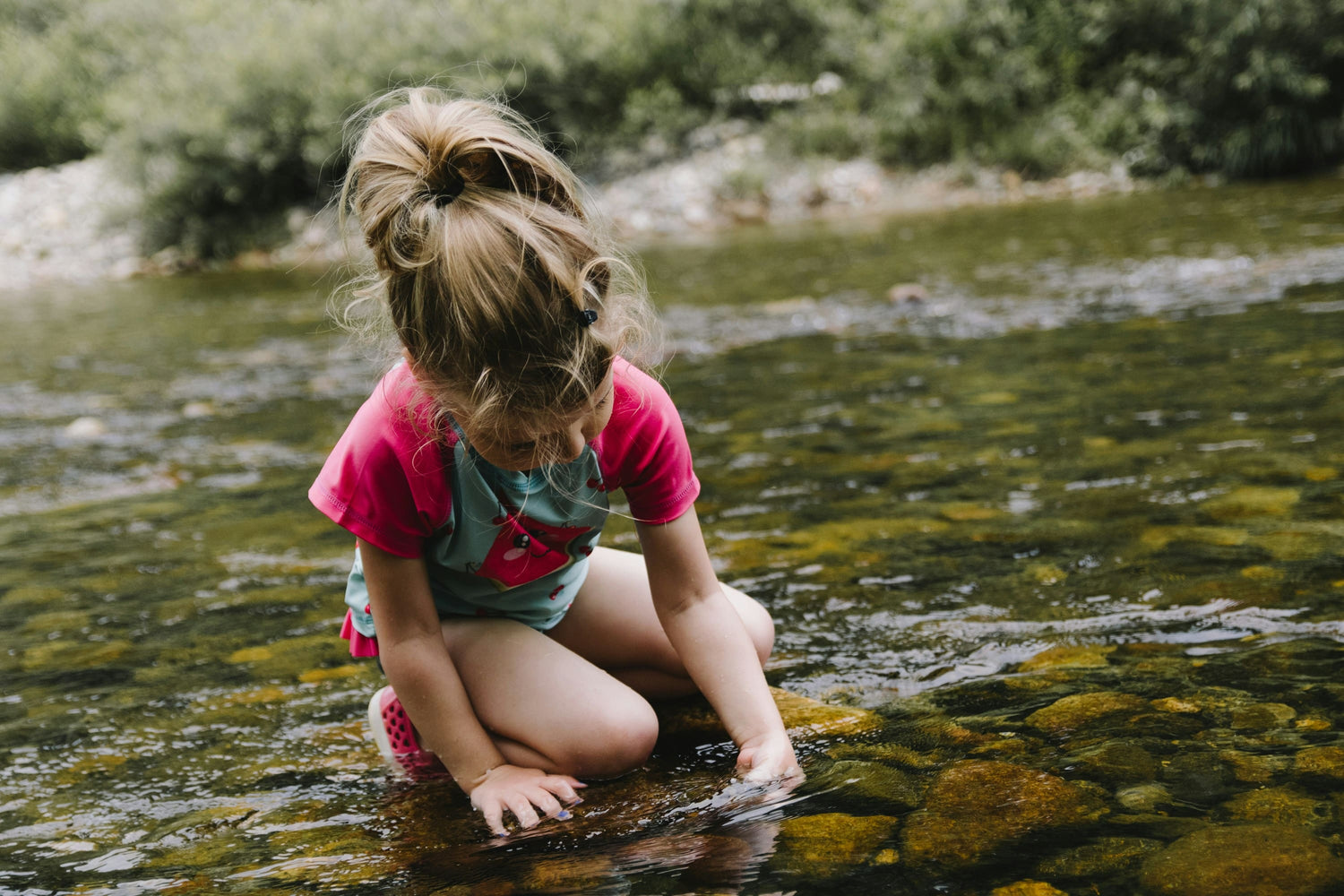 Enfant qui joue dans une rivière pendant une randonnée