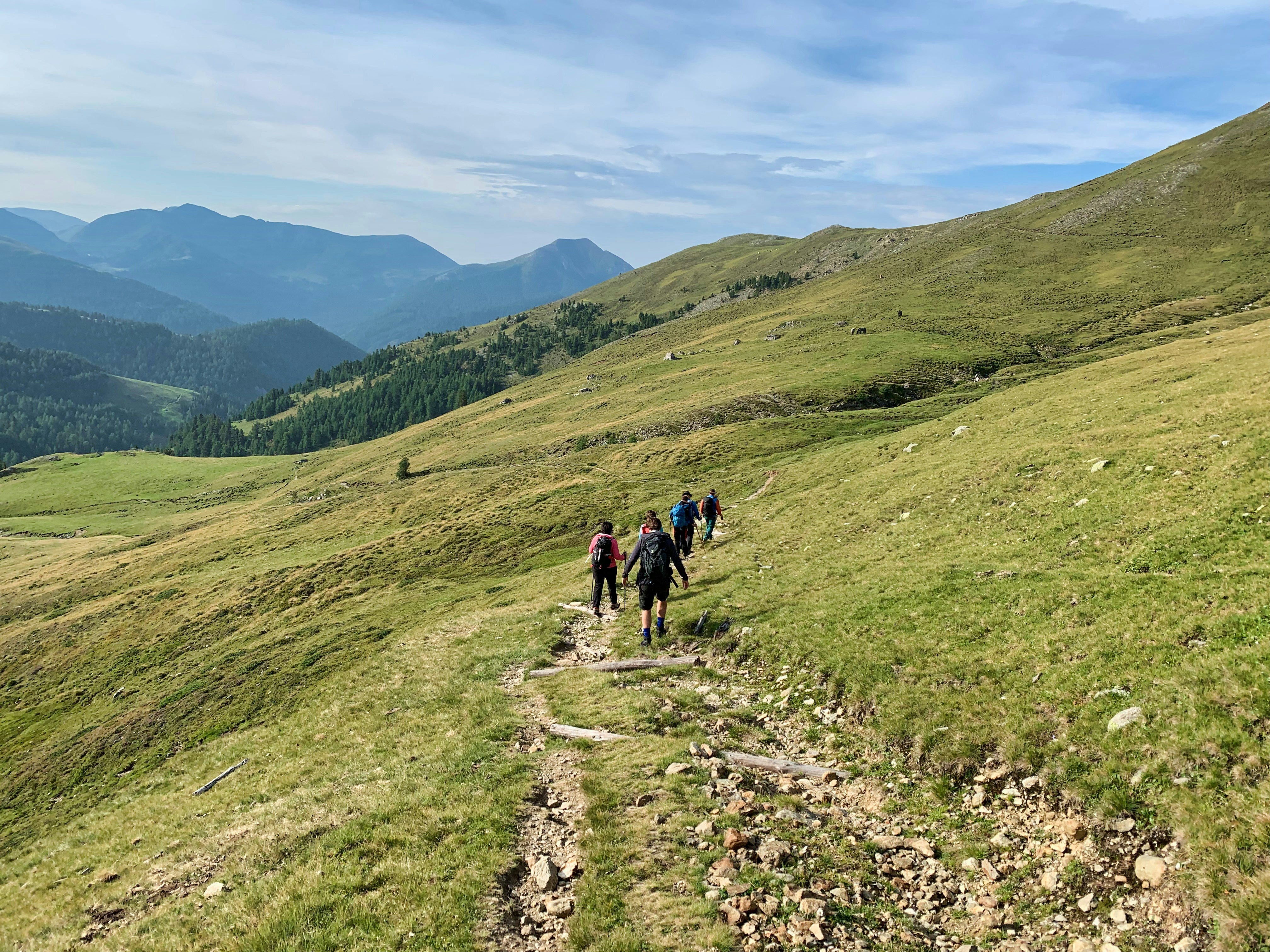 groupe de randonneurs en randonnée en montagne pendant l'été
