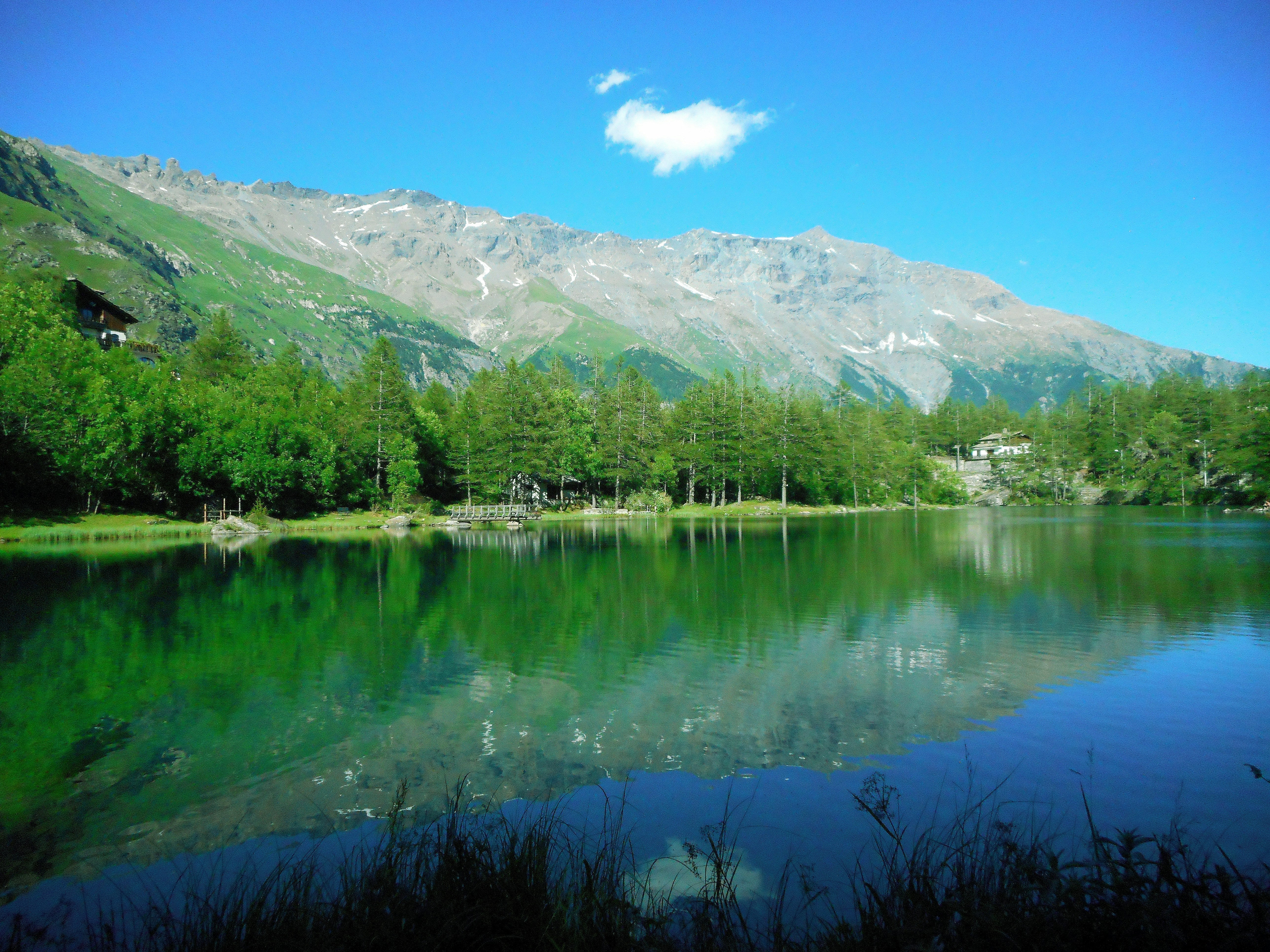 Lac de montagne en été avec montagnes en arrière plan