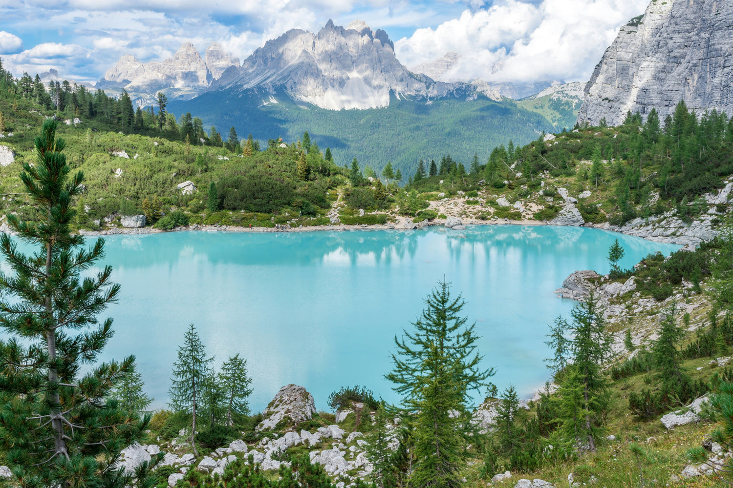 Lac d'altitude en montagne avec montagnes en arrière plan